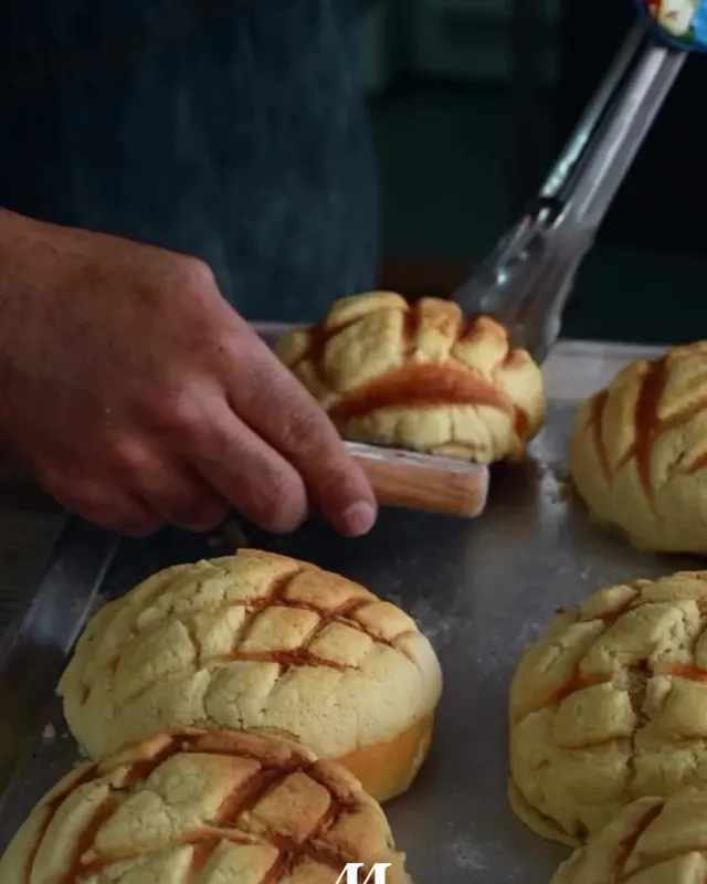Marcado de las conchas, una por una, antes de hornear.
