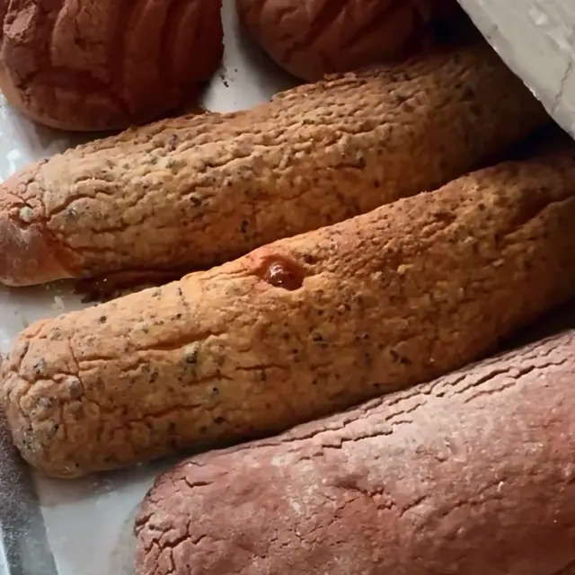 Charola con conchas y teleras recién salidas del horno.