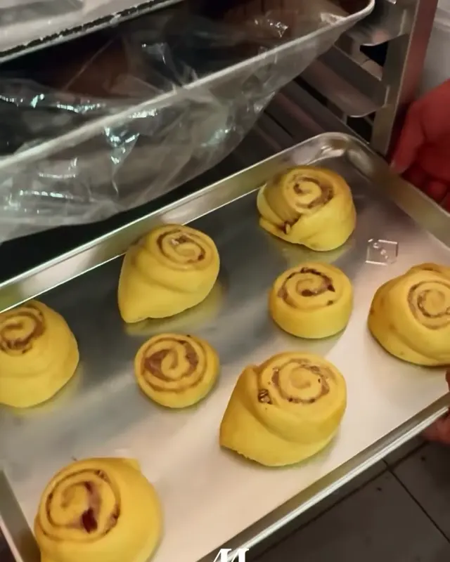 Charola de roles de canela antes de entrar al horno.